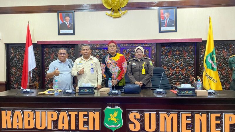Kepala Bapenda Sumenep, Faruq Hanafi, bersama Kepala UPT PPD Sumenep, Samtiono, saat foto bersama dalam rangka Capacity Building Sosialisasi Optimalisasi Pengelolaan Pajak Daerah (Za - garudajatim.com) 