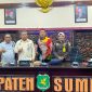 Kepala Bapenda Sumenep, Faruq Hanafi, bersama Kepala UPT PPD Sumenep, Samtiono, saat foto bersama dalam rangka Capacity Building Sosialisasi Optimalisasi Pengelolaan Pajak Daerah (Za - garudajatim.com) 
