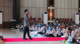 Presiden Mahasiswa Uniba Madura, Rofiqul, saat memberikan orasi kepala Mahasiswa Baru di acara Ospek (Za - garudajatim.com) 