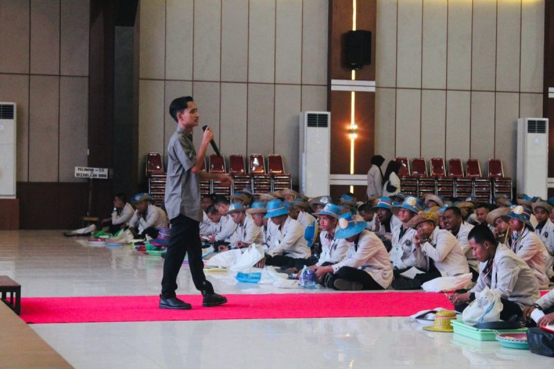 Presiden Mahasiswa Uniba Madura, Rofiqul, saat memberikan orasi kepala Mahasiswa Baru di acara Ospek (Za - garudajatim.com) 