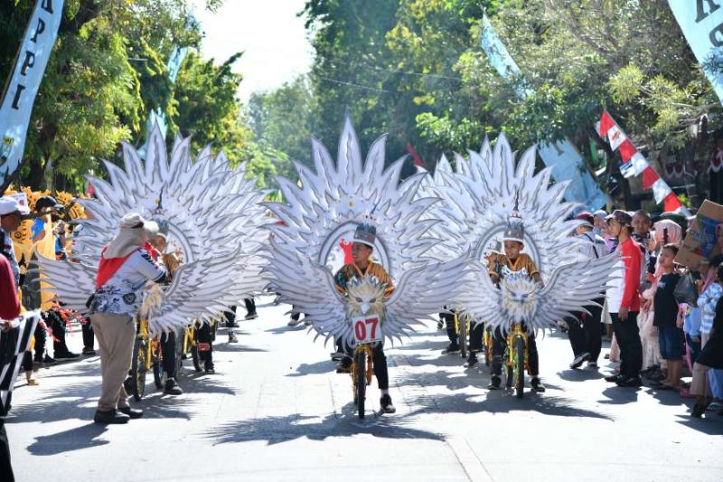 Salah peserta pawai sepeda hias saat berantraksi menghibur masyarakat Sumenep (Istimewa - garudajatim.com) 