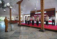 Kepala Disbudporapar Sumenep, Mohammad Iksan, saat melantik kepengurusan Paguyuban Kacong Cebbing di pendopo agung kraton (Za - garudajatim.com) 