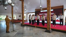 Kepala Disbudporapar Sumenep, Mohammad Iksan, saat melantik kepengurusan Paguyuban Kacong Cebbing di pendopo agung kraton (Za - garudajatim.com) 