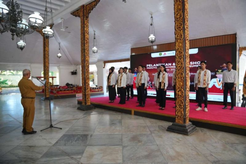 Kepala Disbudporapar Sumenep, Mohammad Iksan, saat melantik kepengurusan Paguyuban Kacong Cebbing di pendopo agung kraton (Za - garudajatim.com) 