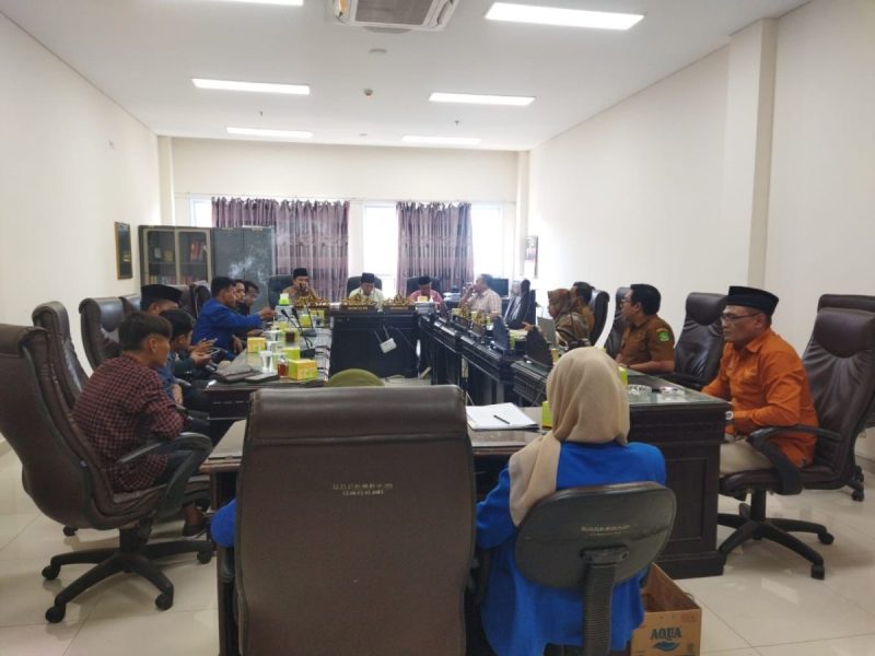 Aliansi BEM Se Kabupaten Sumenep saat melakukan audiensi di kantor DPRD (Za - garudajatim.com) 
