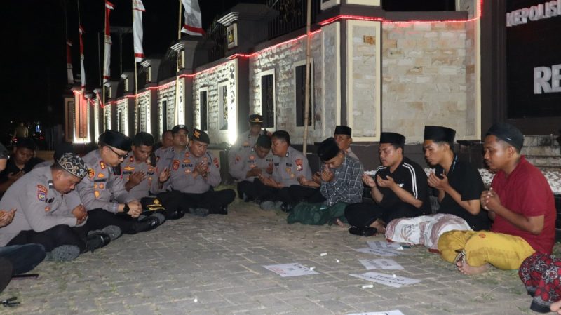 Polres Sumenep saat melaksanakan do'a bersama untuk untuk Affan Kurniawan, Driver Ojol Jakarta (Istimewa - garudajatim.com) 