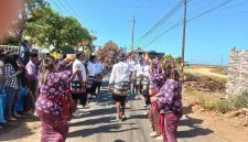Warga Desa Karang Anyar saat mengikuti karnaval dalam rangka meriahkan HUT ke-80 RI (Istimewa - garudajatim.com) 