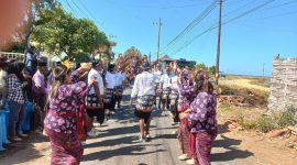 Warga Desa Karang Anyar saat mengikuti karnaval dalam rangka meriahkan HUT ke-80 RI (Istimewa - garudajatim.com) 