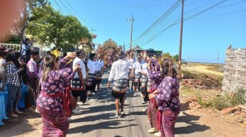 Warga Desa Karang Anyar saat mengikuti karnaval dalam rangka meriahkan HUT ke-80 RI (Istimewa - garudajatim.com) 