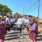 Warga Desa Karang Anyar saat mengikuti karnaval dalam rangka meriahkan HUT ke-80 RI (Istimewa - garudajatim.com) 