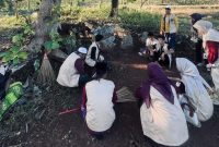 Kuliah Kerja Nyata (KKN) Universitas PGRI Sumenep saat melaksanakan program kerja bhujuk bersih atau wisata religi di Desa Ellak Daya, Kecamatan Lenteng, Kabupaten Sumenep (Za - garudajatim.com) 