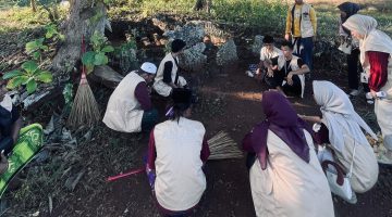 Kuliah Kerja Nyata (KKN) Universitas PGRI Sumenep saat melaksanakan program kerja bhujuk bersih atau wisata religi di Desa Ellak Daya, Kecamatan Lenteng, Kabupaten Sumenep (Za - garudajatim.com) 