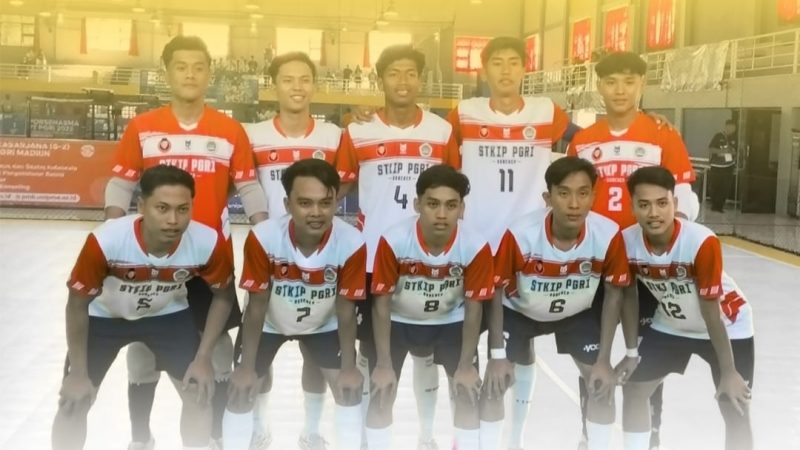 Tim futsal Universitas PGRI Sumenep saat foto bersama usia bertanding di porsenasma v (Istimewa - garudajatim.com) 