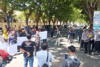 Aliansi Masyarakat Peduli Madura (AMPM) saat melakukan aksi demontrasi di Polisi Resor Sumenep (Polres Sumenep) (Za - garudajatim.com) 