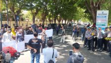 Aliansi Masyarakat Peduli Madura (AMPM) saat melakukan aksi demontrasi di Polisi Resor Sumenep (Polres Sumenep) (Za - garudajatim.com) 