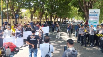 Aliansi Masyarakat Peduli Madura (AMPM) saat melakukan aksi demontrasi di Polisi Resor Sumenep (Polres Sumenep) (Za - garudajatim.com) 