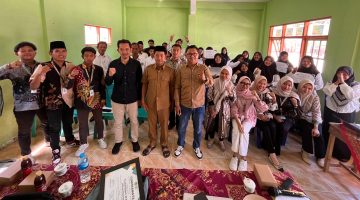 Foto bersama KKN Posko 12 Universitas PGRI Sumenep, saat menggelar seminar pendidikan (Za - garudajatim.com) 