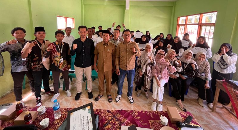 Foto bersama KKN Posko 12 Universitas PGRI Sumenep, saat menggelar seminar pendidikan (Za - garudajatim.com) 