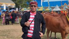 Direktur Utama BPRS Bhakti Sumekar, Hairil Fajar, saat menyatakan dukungan terhadap KDMP dengan memakai baju sakera (Za/Di) 