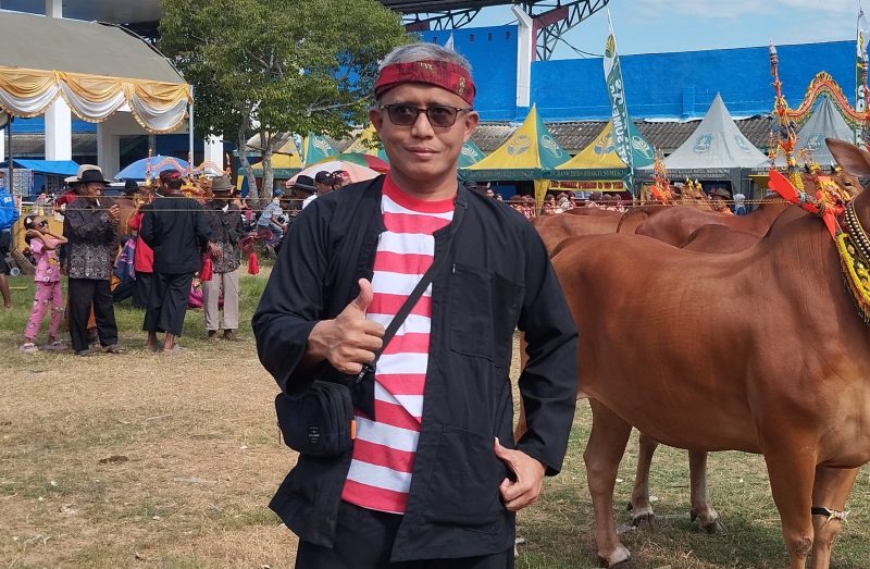 Direktur Utama BPRS Bhakti Sumekar, Hairil Fajar, saat menyatakan dukungan terhadap KDMP dengan memakai baju sakera (Za/Di) 