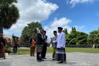 Bupati Sumenep, Achmad Fauzi Wongsojudo saat menyerahkan dokumen secara simbolis kepada perwakilan napiter dalam rangkaian upacara HUT ke-80 RI (Za - garudajatim.com) 