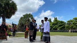 Bupati Sumenep, Achmad Fauzi Wongsojudo saat menyerahkan dokumen secara simbolis kepada perwakilan napiter dalam rangkaian upacara HUT ke-80 RI (Za - garudajatim.com) 
