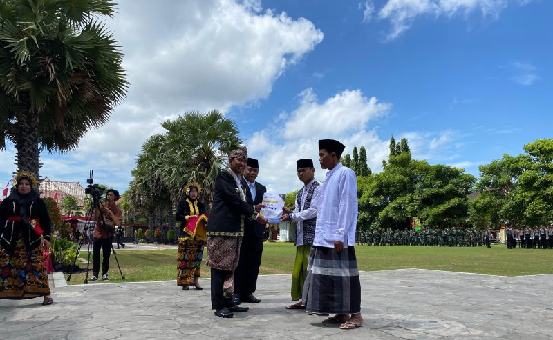 Bupati Sumenep, Achmad Fauzi Wongsojudo saat menyerahkan dokumen secara simbolis kepada perwakilan napiter dalam rangkaian upacara HUT ke-80 RI (Za - garudajatim.com) 