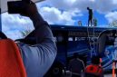 Petugas terminal Arya Wiraraja Sumenep dan crew bus Po Hariyanto saat menurunkan bendera One Piece (Za - garudajatim.com) 