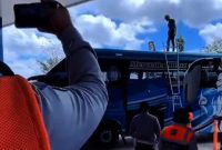 Petugas terminal Arya Wiraraja Sumenep dan crew bus Po Hariyanto saat menurunkan bendera One Piece (Za - garudajatim.com) 