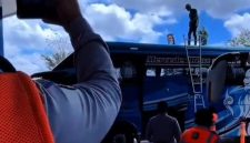 Petugas terminal Arya Wiraraja Sumenep dan crew bus Po Hariyanto saat menurunkan bendera One Piece (Za - garudajatim.com) 