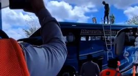 Petugas terminal Arya Wiraraja Sumenep dan crew bus Po Hariyanto saat menurunkan bendera One Piece (Za - garudajatim.com) 