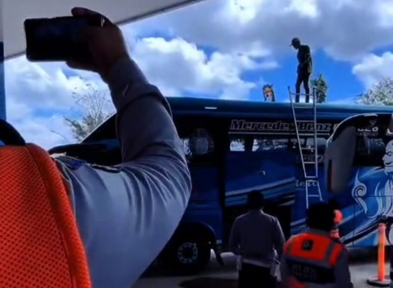 Petugas terminal Arya Wiraraja Sumenep dan crew bus Po Hariyanto saat menurunkan bendera One Piece (Za - garudajatim.com) 