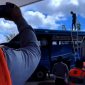 Petugas terminal Arya Wiraraja Sumenep dan crew bus Po Hariyanto saat menurunkan bendera One Piece (Za - garudajatim.com) 