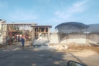 Foto kondisi lapangan karapan sapi giling Sumenep sedang di renovasi (Za - garudajatim.com) 