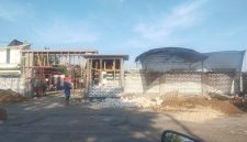 Foto kondisi lapangan karapan sapi giling Sumenep sedang di renovasi (Za - garudajatim.com) 