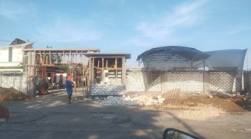 Foto kondisi lapangan karapan sapi giling Sumenep sedang di renovasi (Za - garudajatim.com) 