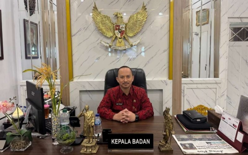Kepala Bappeda Sumenep, Dr. Ir. Arif Firmanto, S.TP., M.Si., IPU., saat ditemukan di ruang kerjaanya (Istimewa - garudajatim.com) 
