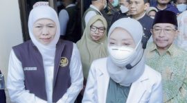 Gubernur Jawa Timur, Khofifah Indar Parawansa(kiri) saat meninjau KLB di Sumenep (Za - garudajatim.com) 