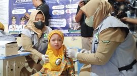 Puskesmas Pamolokan saat melakukan vaksinasi massal di PAUD HI Rumah Pintar Sumenep (Za - garudajatim.com) 