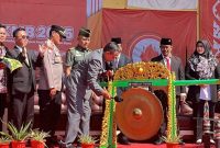 Rektor Universitas PGRI Sumenep, Asmoni, saat membuka PKKMB dengan ditandai pemukulan gong (Za - garudajatim.com) 