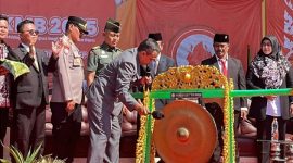 Rektor Universitas PGRI Sumenep, Asmoni, saat membuka PKKMB dengan ditandai pemukulan gong (Za - garudajatim.com) 