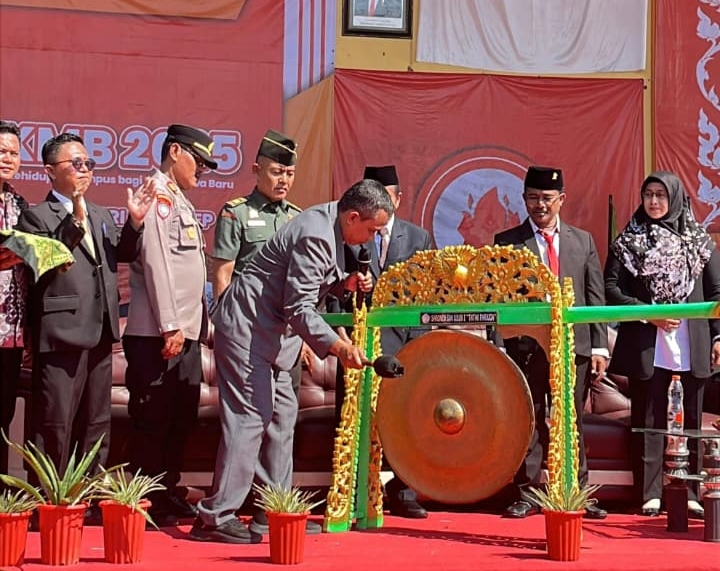 Rektor Universitas PGRI Sumenep, Asmoni, saat membuka PKKMB dengan ditandai pemukulan gong (Za - garudajatim.com) 