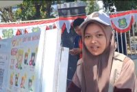 Filzah Iqlimah, saat diwawancarai dan sambil melayani pembeli kopi (Za - garudajatim.com) 