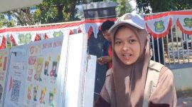 Filzah Iqlimah, saat diwawancarai dan sambil melayani pembeli kopi (Za - garudajatim.com) 