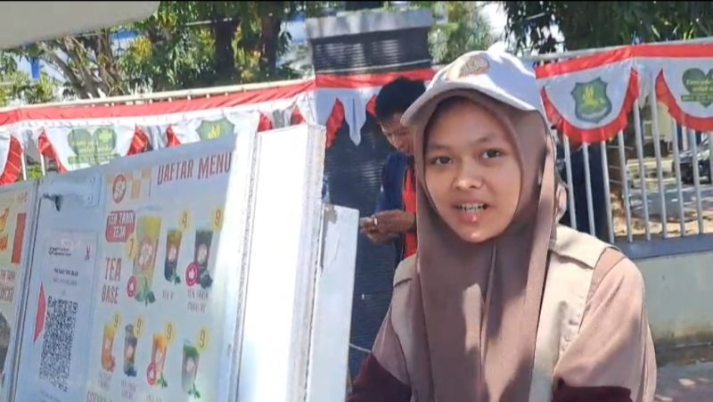 Filzah Iqlimah, saat diwawancarai dan sambil melayani pembeli kopi (Za - garudajatim.com) 