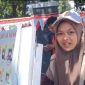 Filzah Iqlimah, saat diwawancarai dan sambil melayani pembeli kopi (Za - garudajatim.com) 