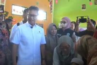 Mentri Kesehatan RI, Budi Gunadi Sadikin, didampingi Bupati Sumenep, Ahmad Fauzi Wongsojudo saat memantau proses pelaksanaan vaksinasi campak (Za - garudajatim.com) 