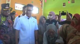 Mentri Kesehatan RI, Budi Gunadi Sadikin, didampingi Bupati Sumenep, Ahmad Fauzi Wongsojudo saat memantau proses pelaksanaan vaksinasi campak (Za - garudajatim.com) 