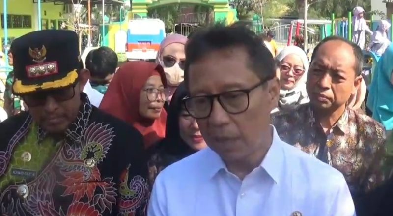 Kementerian Kesehatan Republik Indonesia (Kemenkes RI) Budi Gunadi Sadikin, saat meninjau KLB campak di Sumenep ( Za - garudajatim.com) 