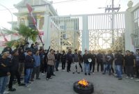 Aliansi Masyarakat Sumenep saat menggelar aksi demontrasi di depan gedung DPRD (Za - garudajatim.com) 